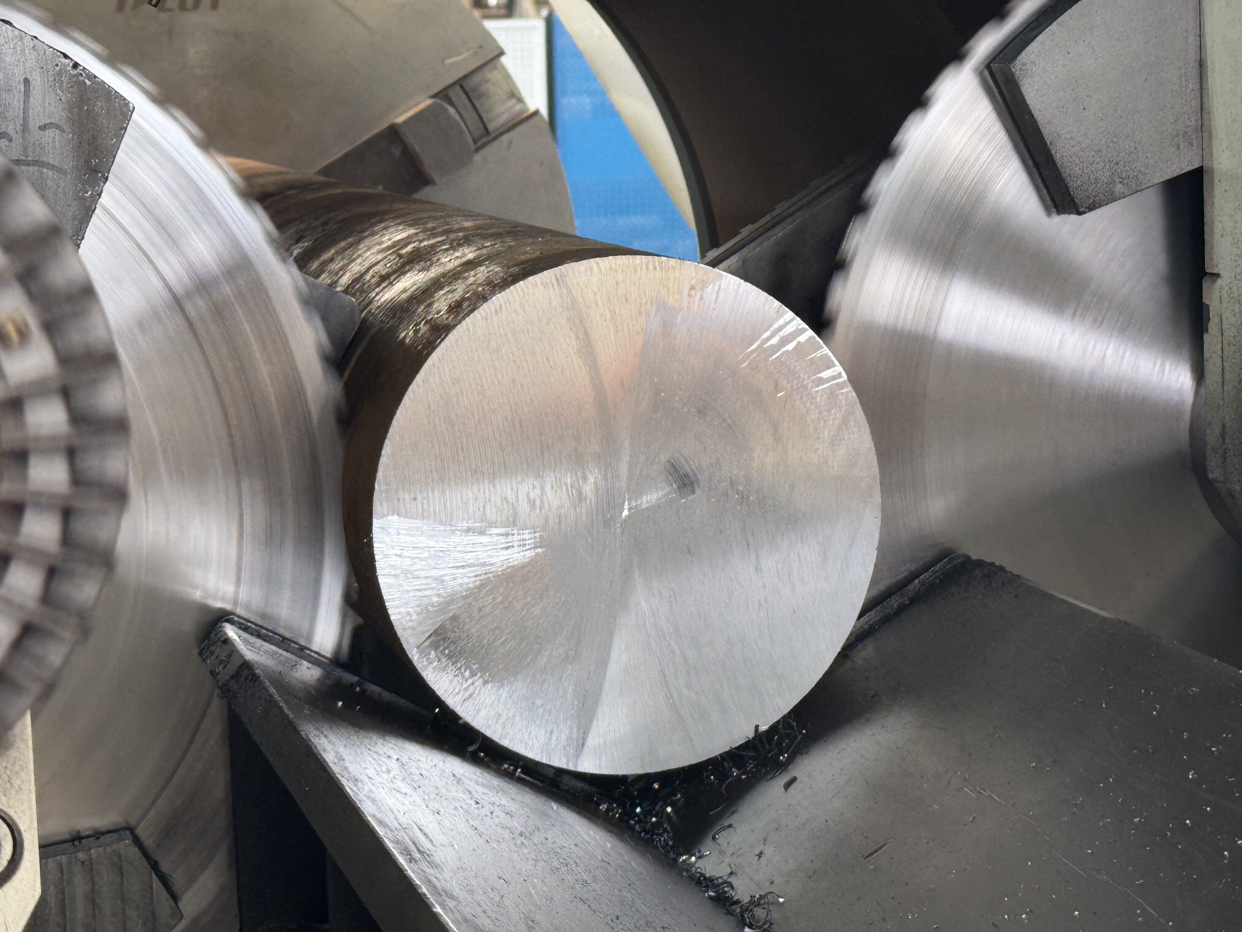 Round bar cutting closeup