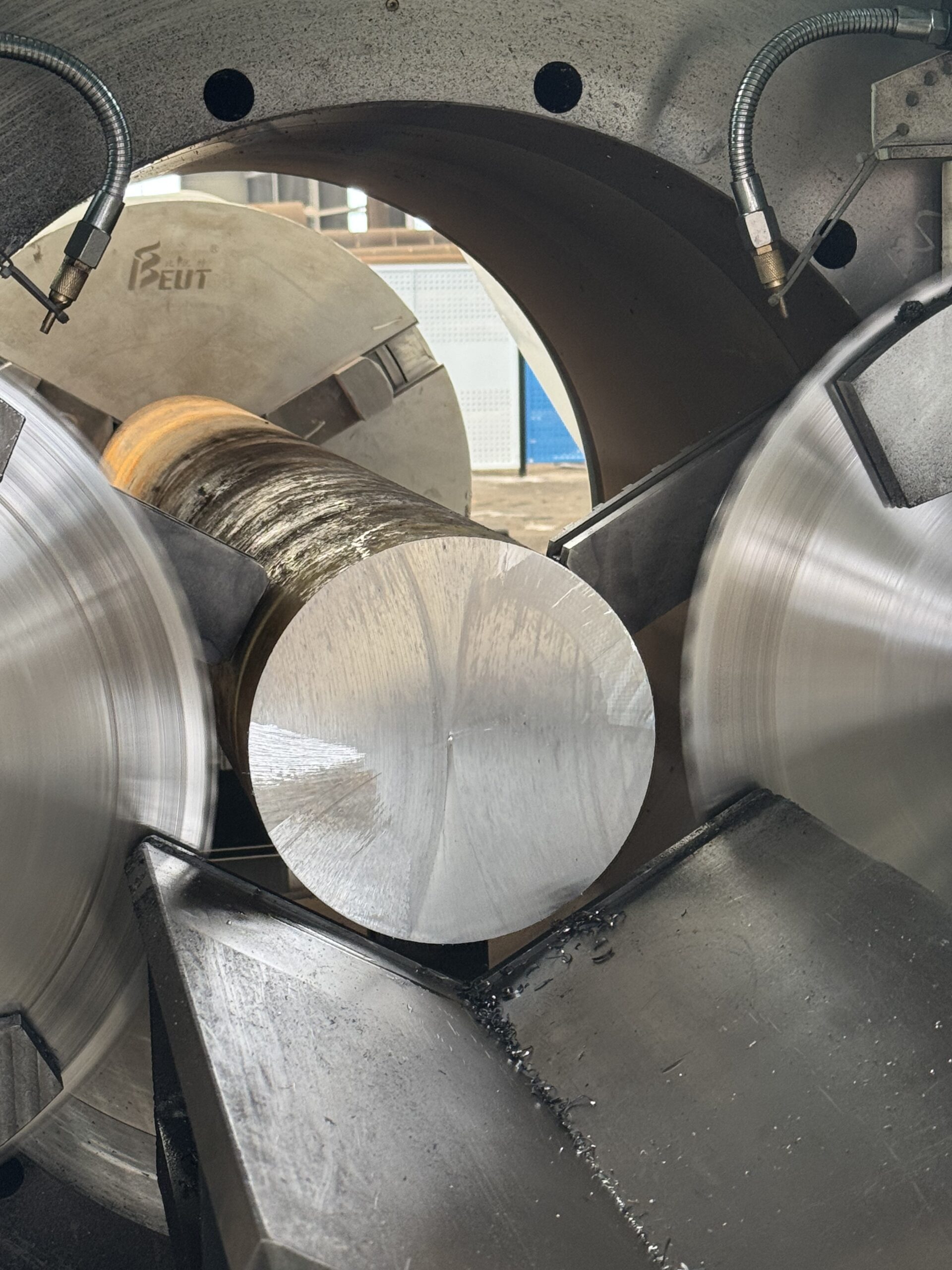 Round bar cutting closeup